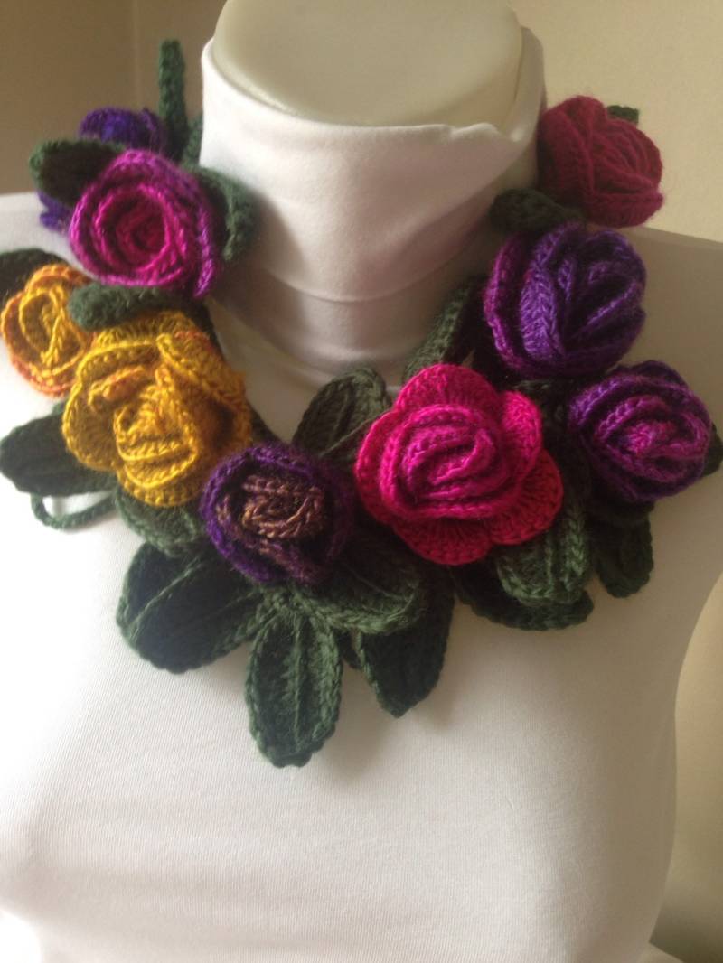 Gehäkelter Schal Mit Rose, Häkelschal, Geschenk Für Mutter, Regenbogen Rose von Yellowcrochet