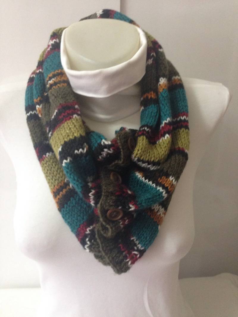 Gestrickter Rundschal Winter Button Snood, Erdton von Yellowcrochet