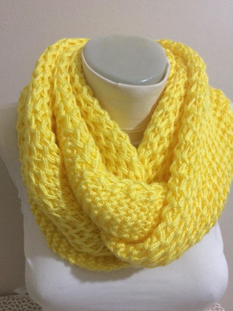 Gestrickter Schal, Gelber Infinity Schal Und Stirnband, Chunky Rundschal, Heller Neon Gelbes Winter Accessoires von Yellowcrochet