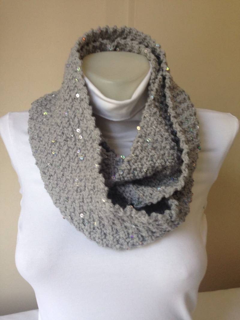 Handgestrickter Schal in Grau Mit Silberschuppen, Für Sie von Yellowcrochet