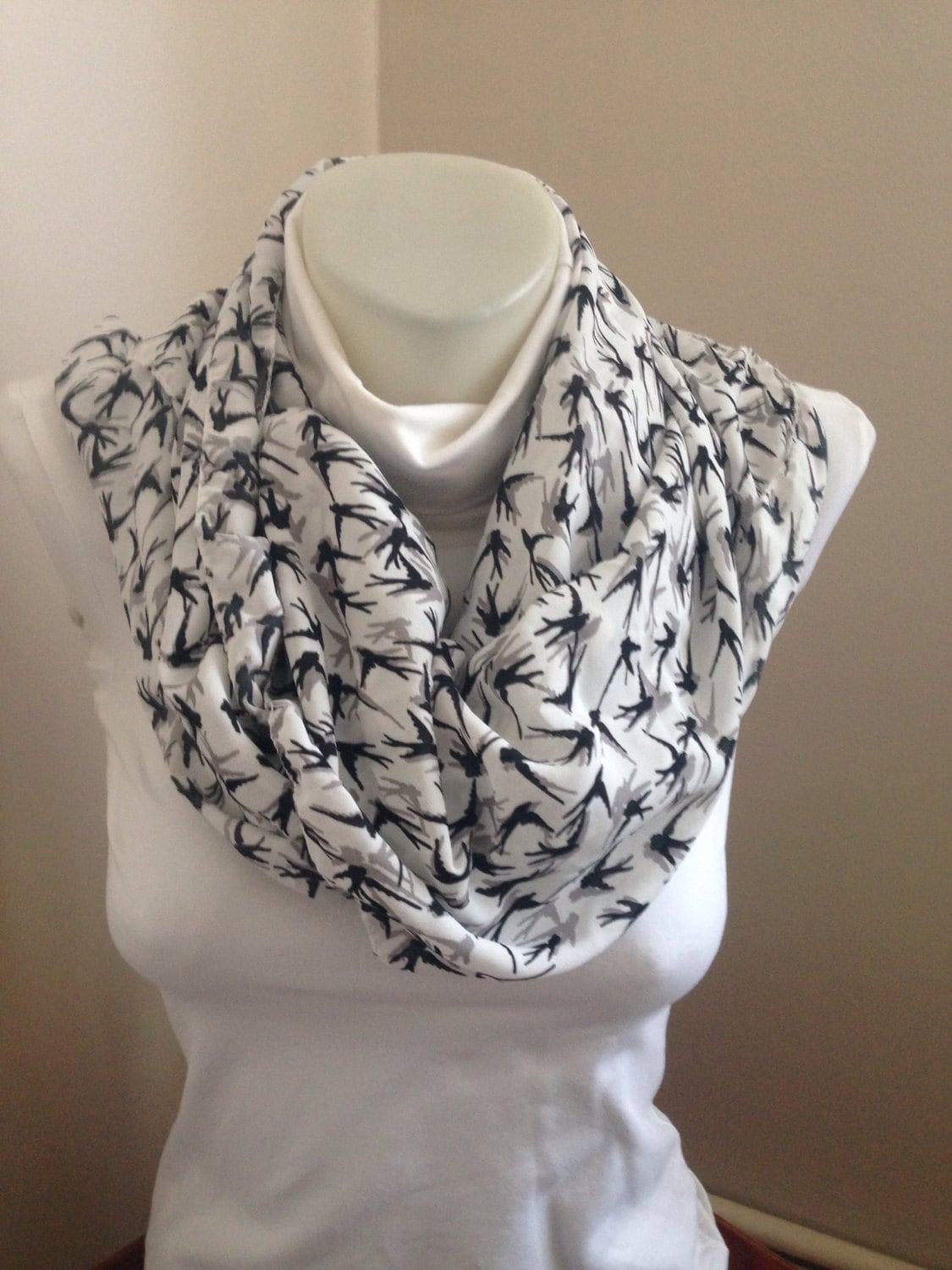 Kolibri - Schal Schwarz Und Weiß, Tier Schal, Weihnachtsgeschenke, Geschenk Für Ihre Frauen Chef Mutter Tante Schwester Frau von Yellowcrochet