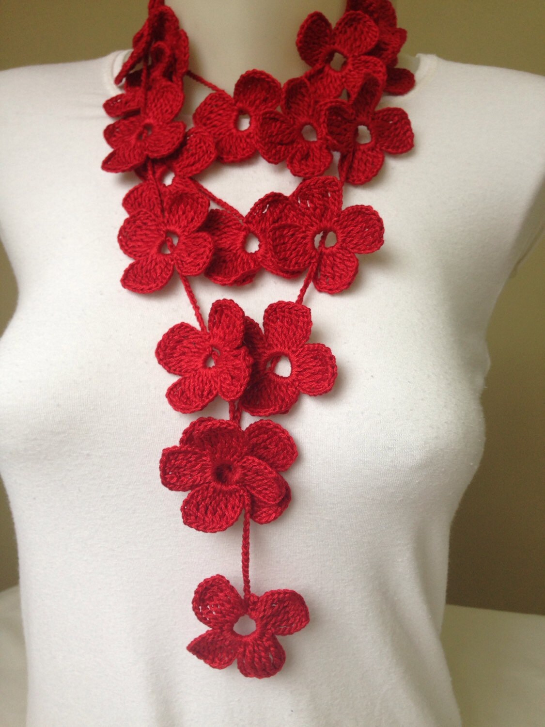Rot Floral Häkelschal Waschbare Blumen Halskette von Yellowcrochet