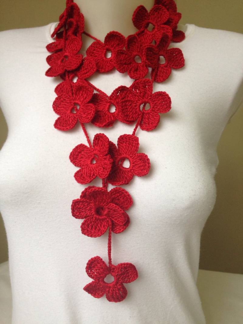 Rot Floral Häkelschal Waschbare Blumen Halskette von Yellowcrochet