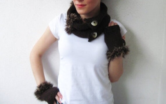 Schlauchschal Aus Dunkelbrauner Alpakawolle Mit Fellrand von Yellowcrochet