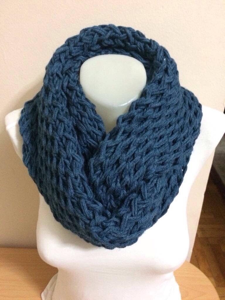 strickschal, Dunkelblauer Schal, Handgefertigter Unendlichkeitsschal, Valentinstaggeschenke von Yellowcrochet