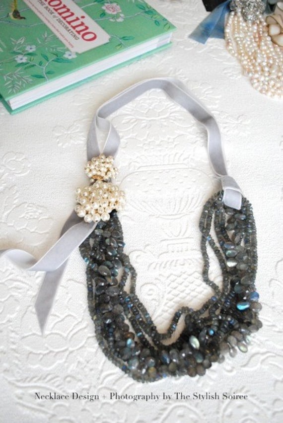 Benutzerdefinierte Braut Edelsteinkette Mit Von Hand Gefärbt, Seidenband Und Brosche Benutzerdefinierte Braut Edelsteinkette Mit Von Hand Gefärbt, Seidenband Und Brosche von YellyBelle