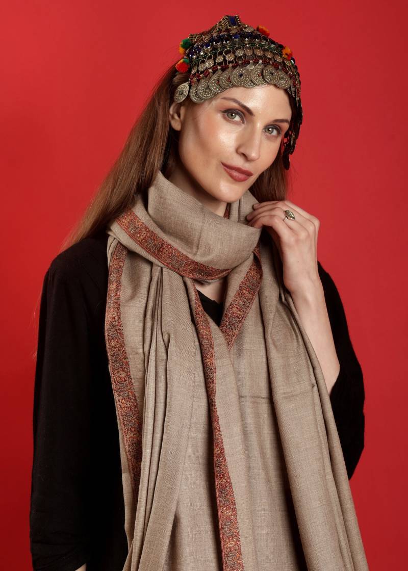 Exquisite Silken Touch Erbe Pashmina Kunst in Herren Schal, Handgesponnene Kaschmir, Handbestickt, Handgefertigt Mit Kashmiri Eleganz von Yendarkar