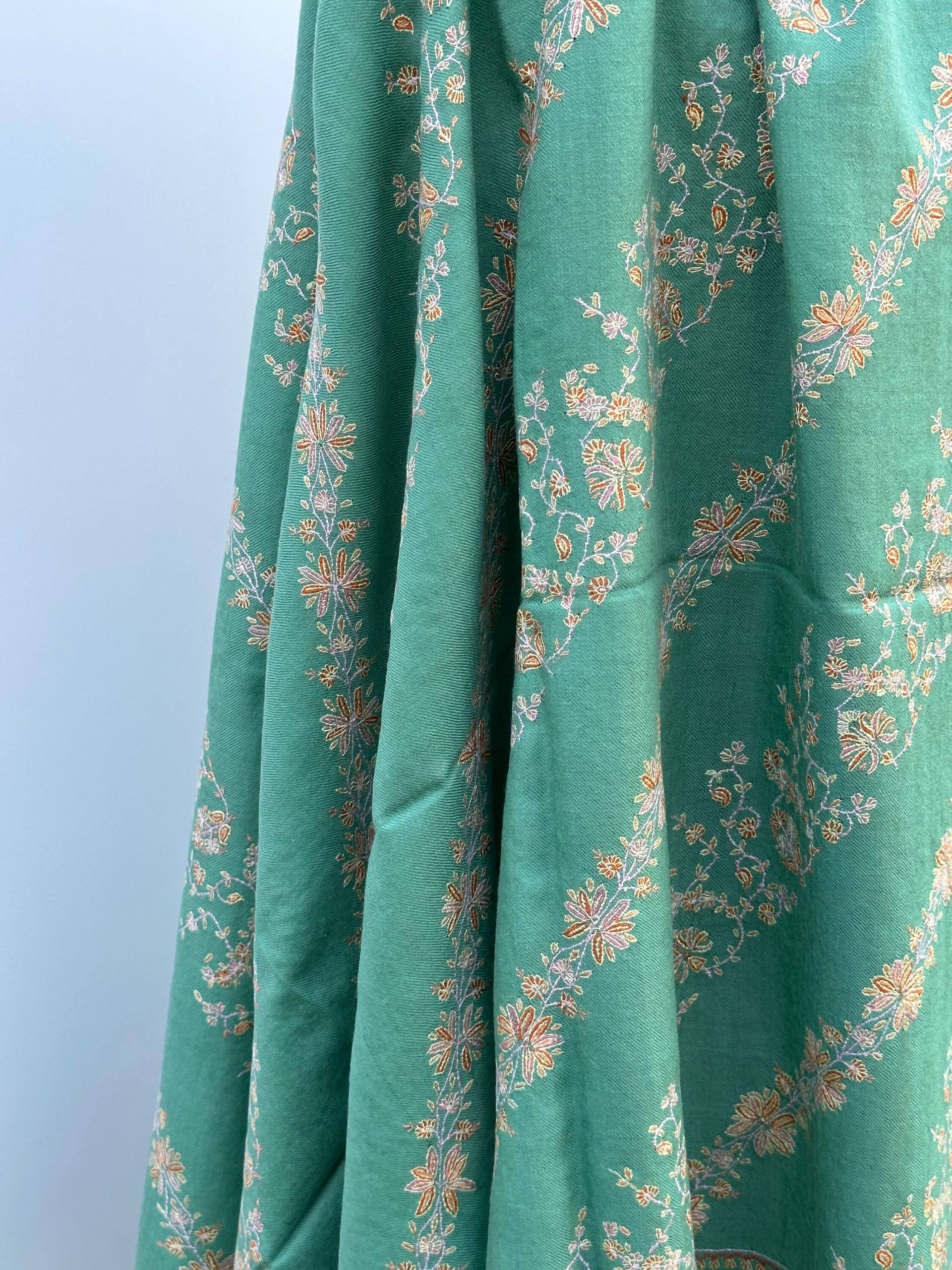 Sea Green Kashmir Pashmina Schal All Over Stickerei Handarbeit Von Kashmiri Artisan Chic von Yendarkar