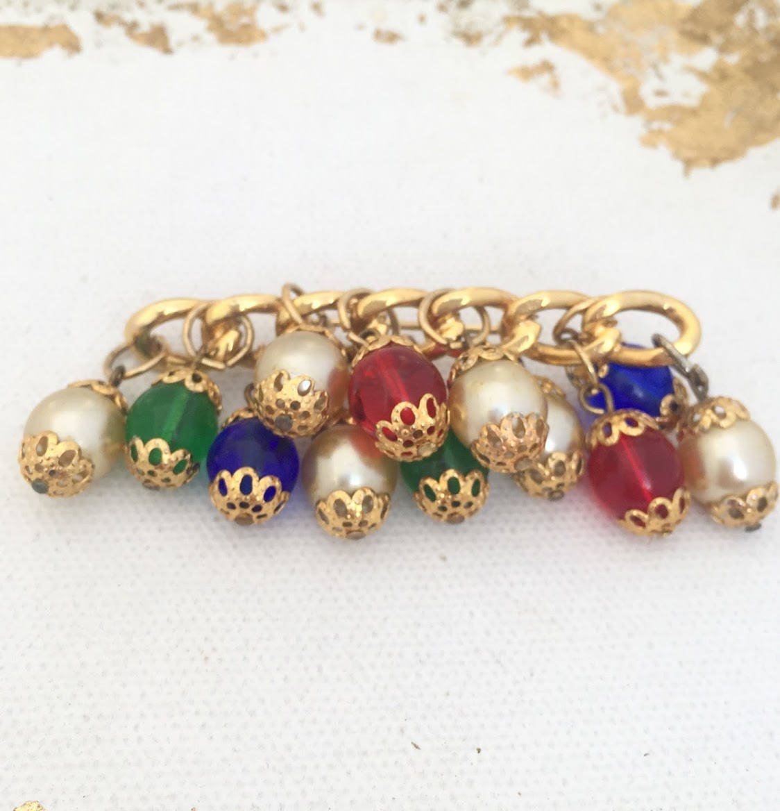 Bunte Perle Brosche Perlen Pin Vintage Gold-Ton Und Mit Juweltöne Wie Weihnachtsbeleuchtung von YesterHere