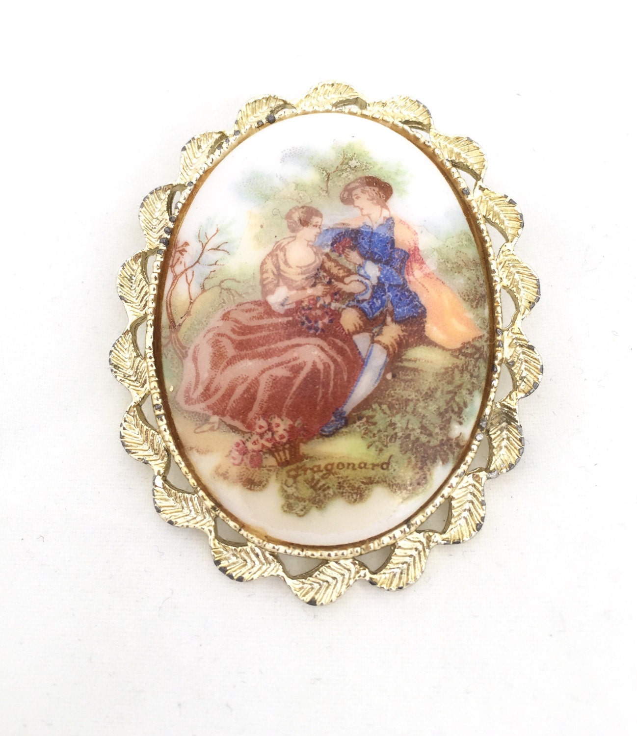 Cabochon-Cameo-Brosche Liebhaber Cameo Französisch Kunststoff Markiert Fragonard. Liebhaber-Szene in Gold-Ton-Einstellung, Fragonard Kabine Pin von YesterHere