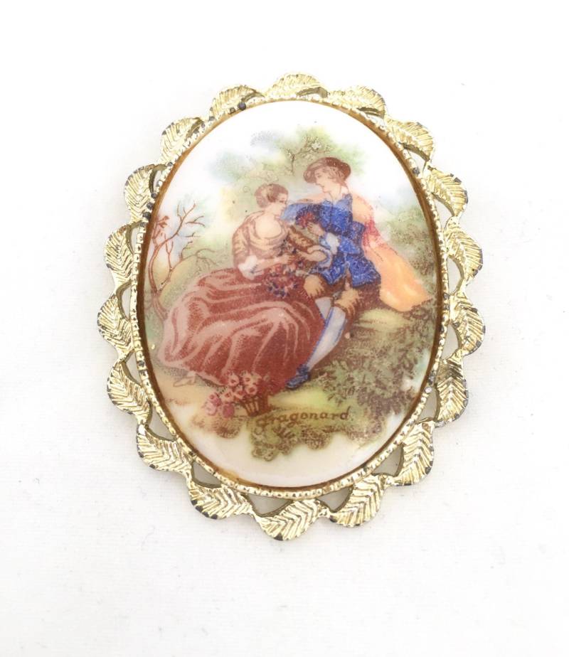 Cabochon-Cameo-Brosche Liebhaber Cameo Französisch Kunststoff Markiert Fragonard. Liebhaber-Szene in Gold-Ton-Einstellung, Fragonard Kabine Pin Cabochon-Cameo-Brosche Liebhaber Cameo Französisch Kunststoff Markiert Fragonard. Liebhaber-Szene in Gold-Ton-Einstellung, Fragonard Kabine Pin von YesterHere