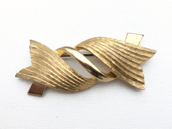 Große Strukturierte Vintage Gold Brosche, Ribbon Große Fett Brosche 1960Er Modeschmuck, Mid Century Abstrakte von YesterHere