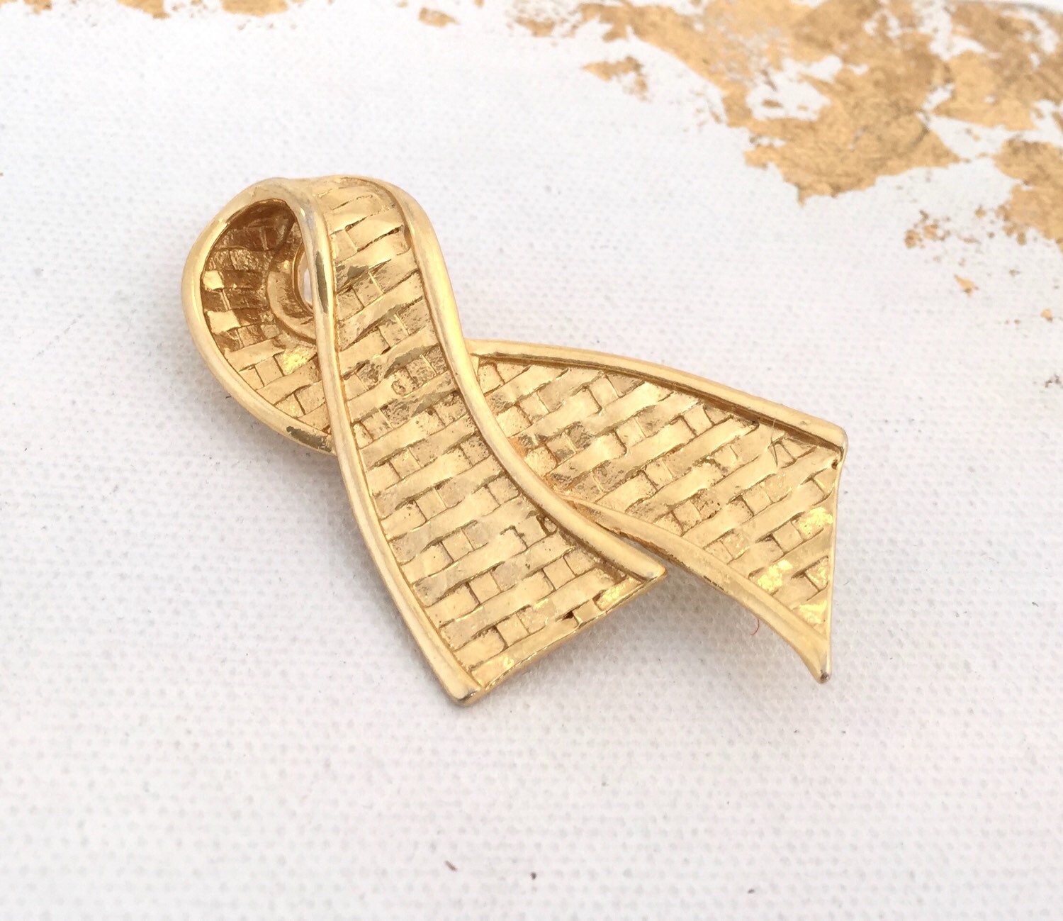 Große Vintage-Band Gold Brosche Gewebt Strukturierter Ribbon Pin, Große Vintage Kostüm Schmuck Mid Century Jahrgang Abstrakte Pin von YesterHere