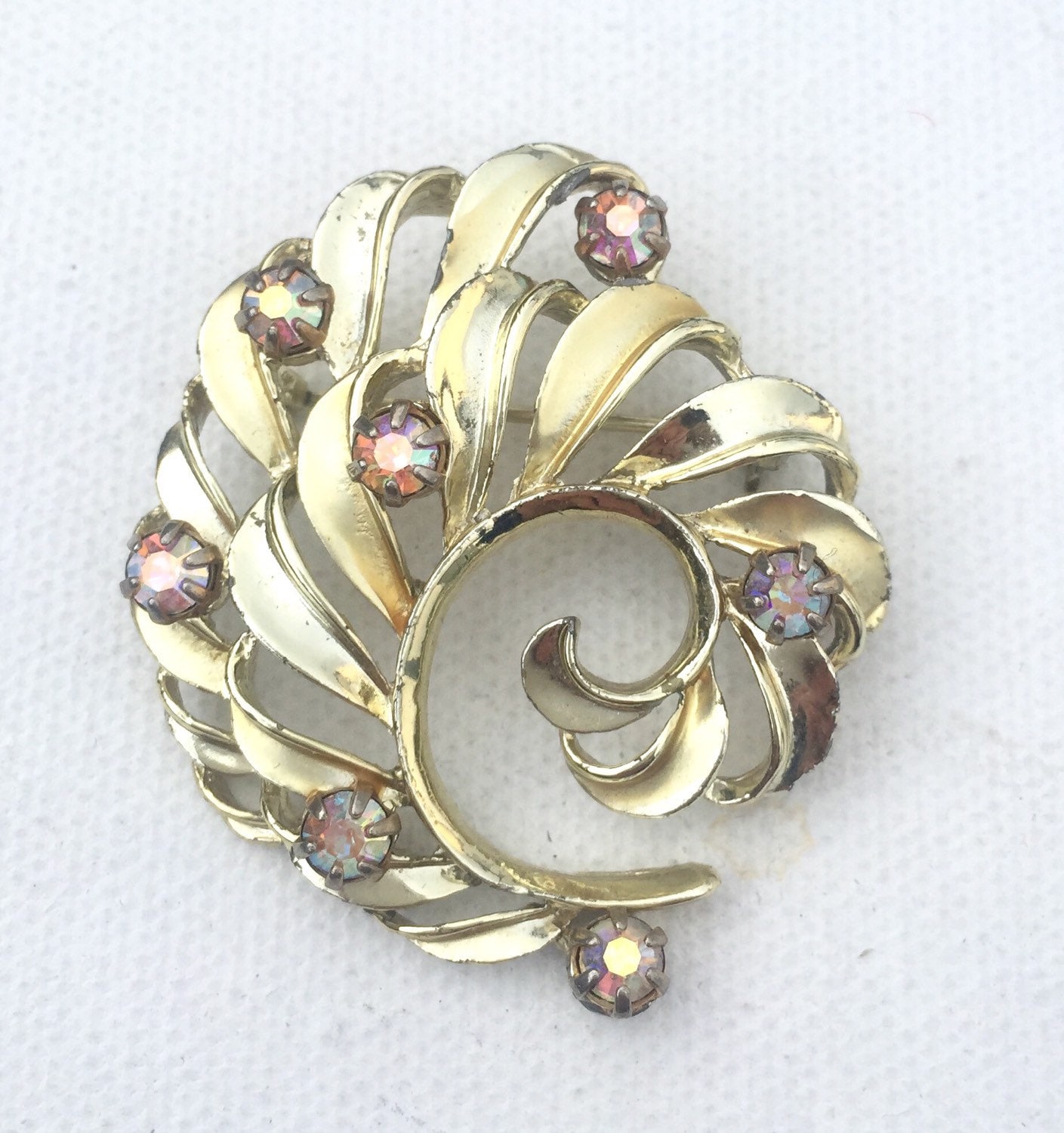 Vintage Gold Wirbel Brosche Aurora Borealis Strass, Strassbrosche, Rosa Ab Strass Pin, Verwirbelt Wedel von YesterHere