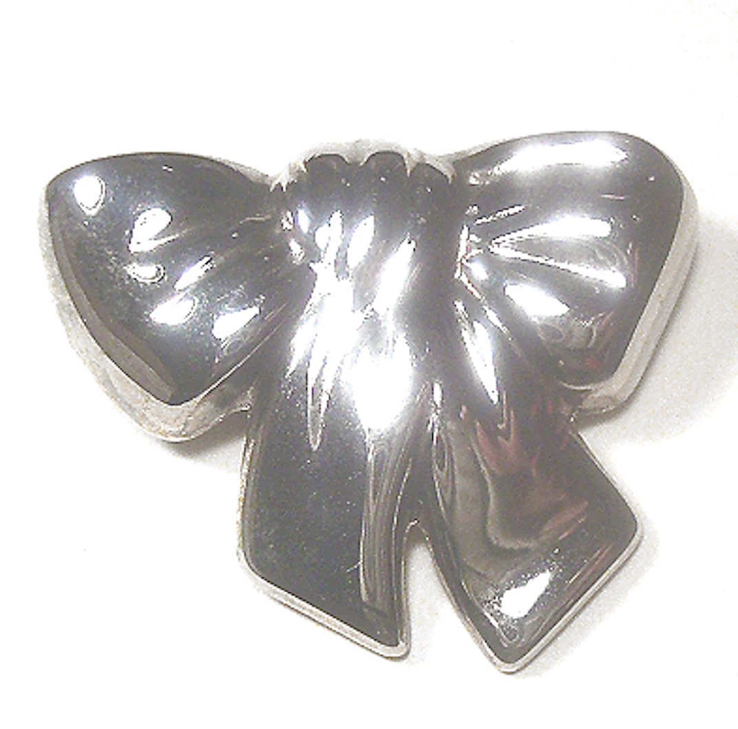 Alte Vintage Schwere Silberfarbene Schleife Brosche Alte Vintage Schwere Silberfarbene Schleife Brosche von YesterdaysJewelsShop