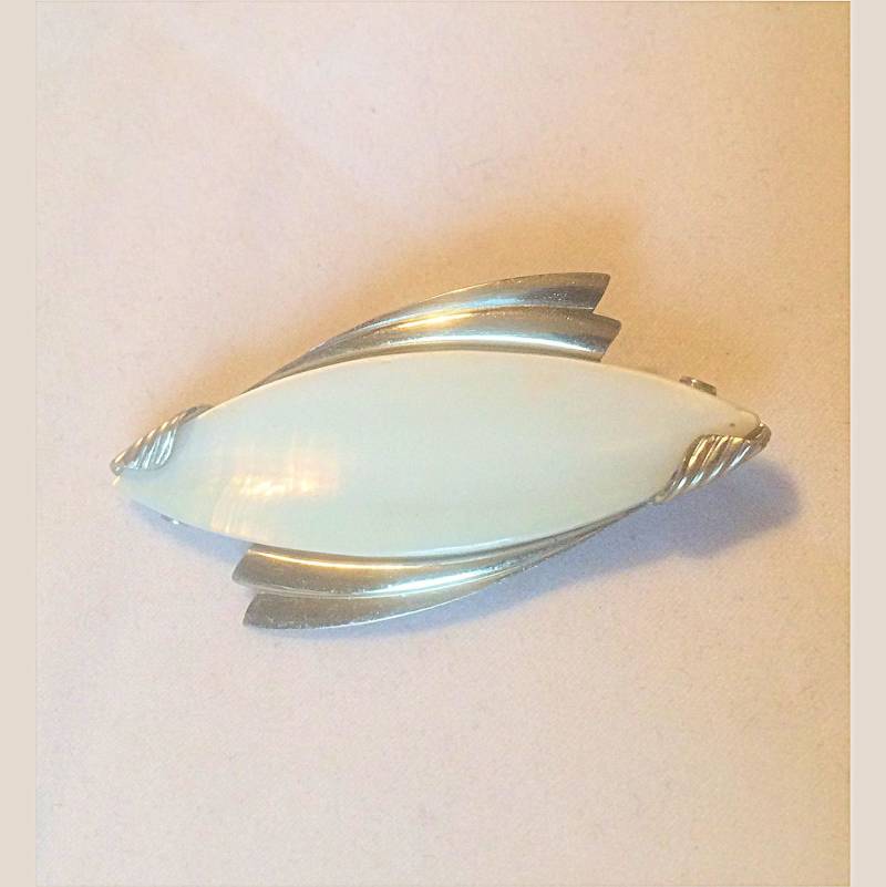 Antike Perlmutt Brosche von YesterdaysJewelsShop