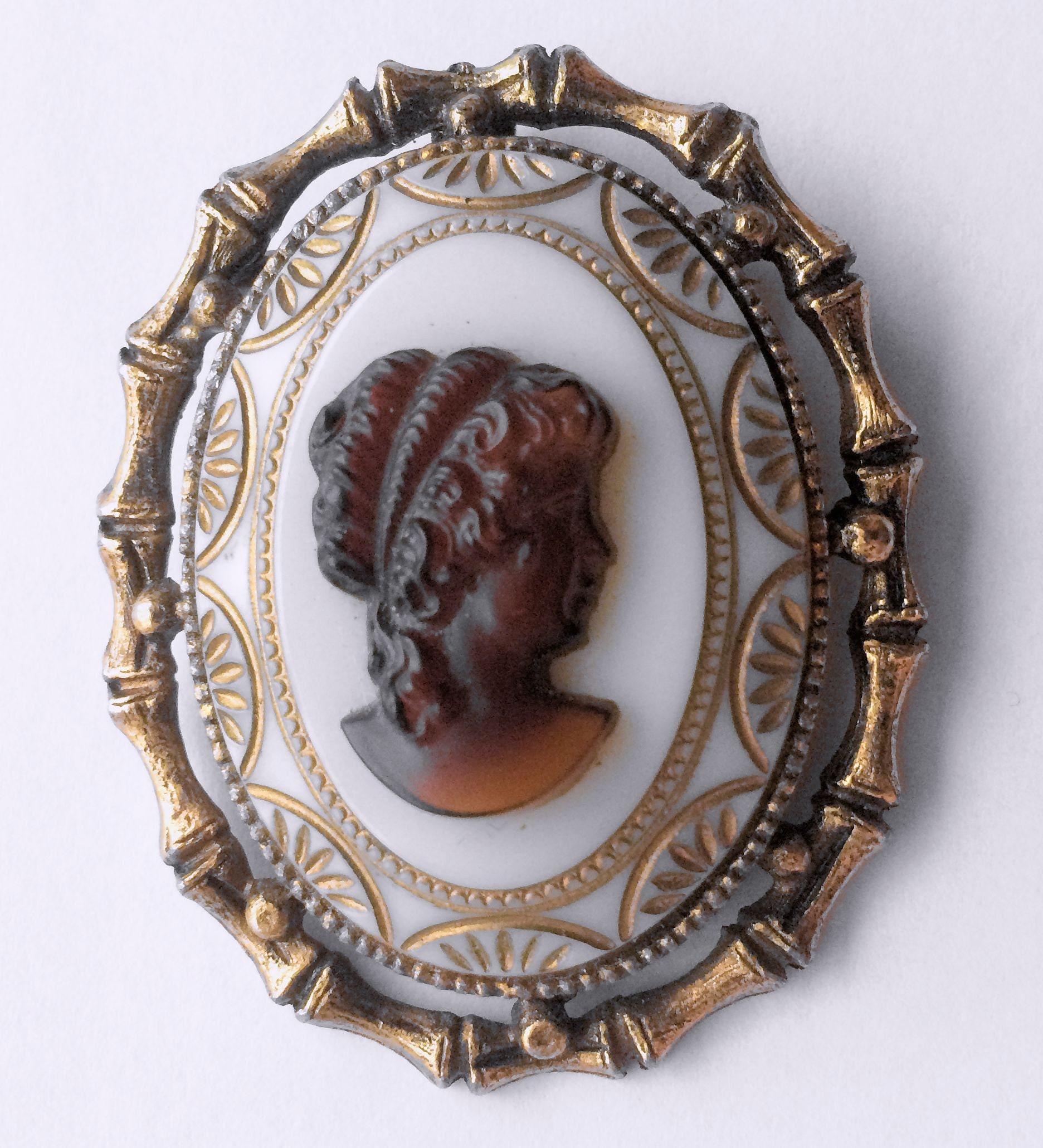 Vintage 1960Er Wurzel Bier Kamee Brosche Anhänger Milchglas Verzierter Rahmen Vintage 1960Er Wurzel Bier Kamee Brosche Anhänger Milchglas Verzierter Rahmen von YesterdaysJewelsShop