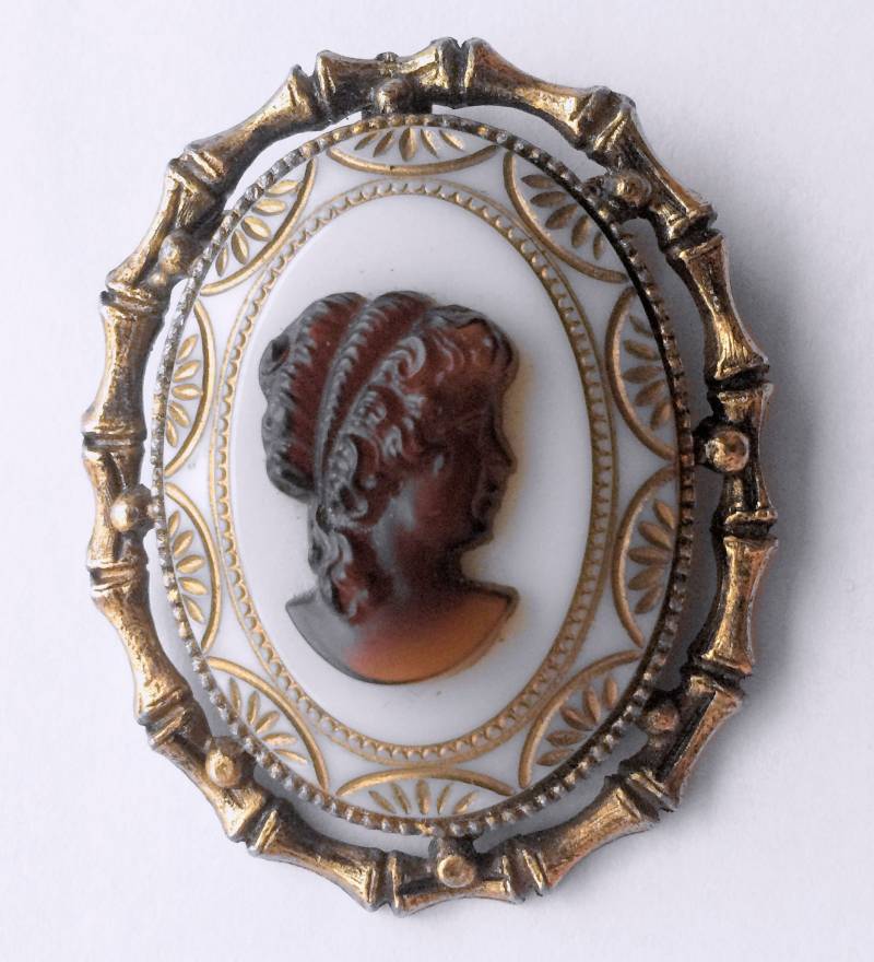 Vintage 1960Er Wurzel Bier Kamee Brosche Anhänger Milchglas Verzierter Rahmen Vintage 1960Er Wurzel Bier Kamee Brosche Anhänger Milchglas Verzierter Rahmen von YesterdaysJewelsShop