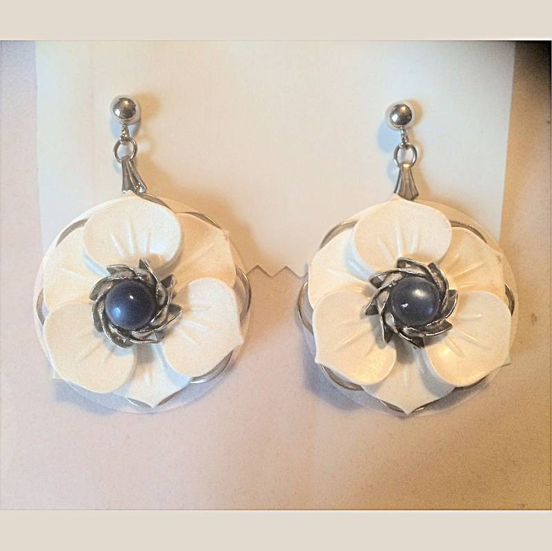 Vintage Blumen Ohrringe Kunststoff Blütenblätter Blue Moonglow Perlen Vintage Blumen Ohrringe Kunststoff Blütenblätter Blue Moonglow Perlen von YesterdaysJewelsShop