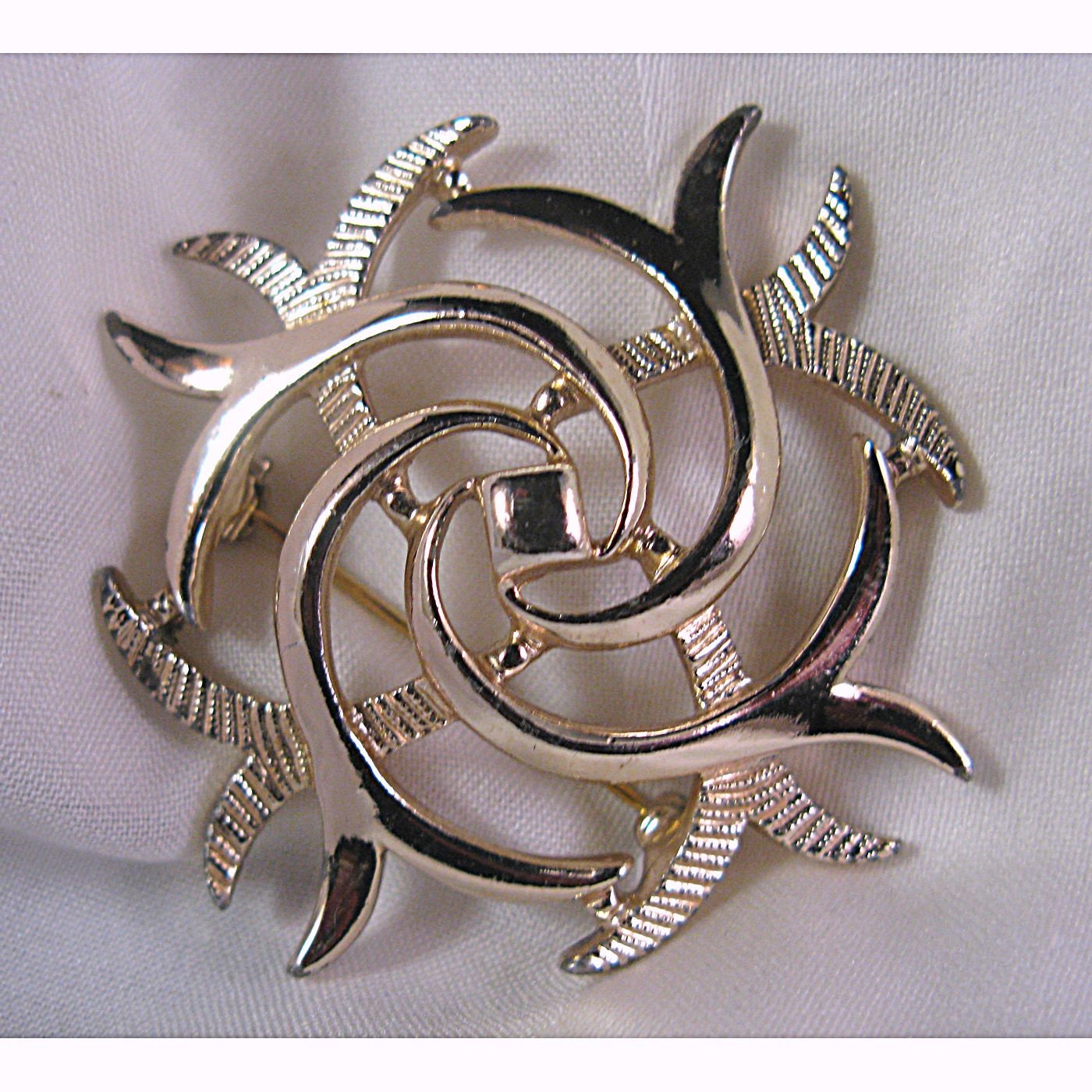 Vintage Signierte Sarah Coventry Brosche, Modeschmuck Vintage Signierte Sarah Coventry Brosche, Modeschmuck von YesterdaysJewelsShop