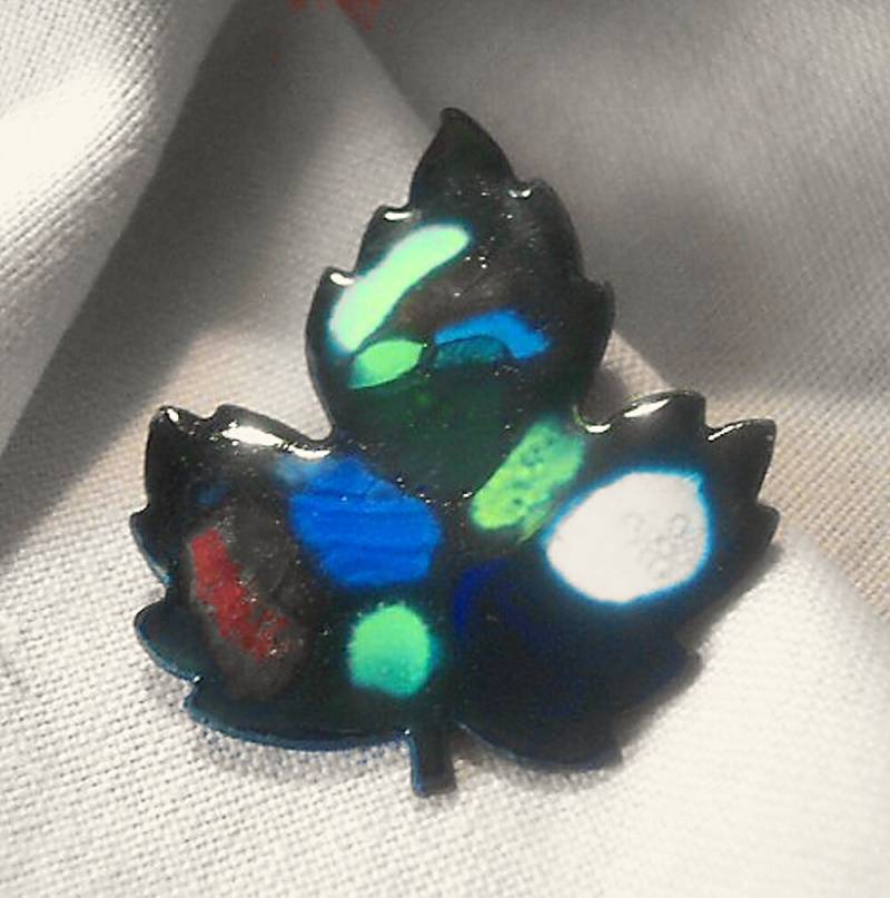 stark Emaillierte Mid-Century Blatt-Kupfernadel von YesterdaysJewelsShop