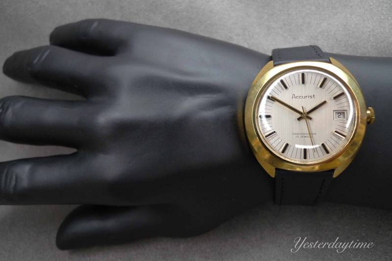 Accrist Shockmaster Uhr 1960Er Silbernes Zifferblatt Mit Datumsfenster Swiss Made 17 Juwel Manuelle Bewegung Gelbgold Überzogenes Gehäuse von Yesterdaytime