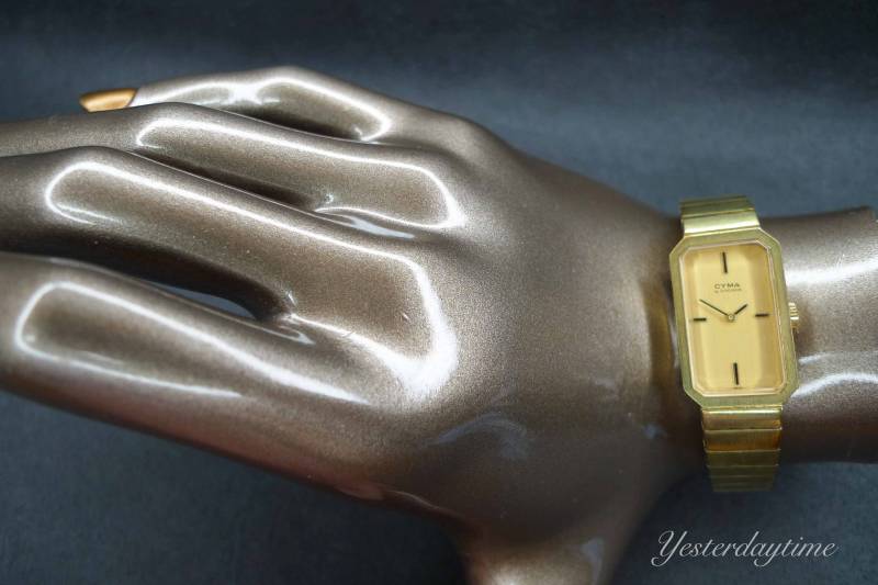 Synchron Cyma Damenuhr 1960Er Schweizer 17 Jewels Manuelles Uhrwerk Vergoldetes Gehäuse Und Armband von Yesterdaytime