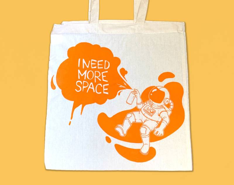 Jutebeutel Mit Siebdruck "I Need More Space" | Handbedruckte Stofftasche Aus Baumwolle von YetAnotherArtShop