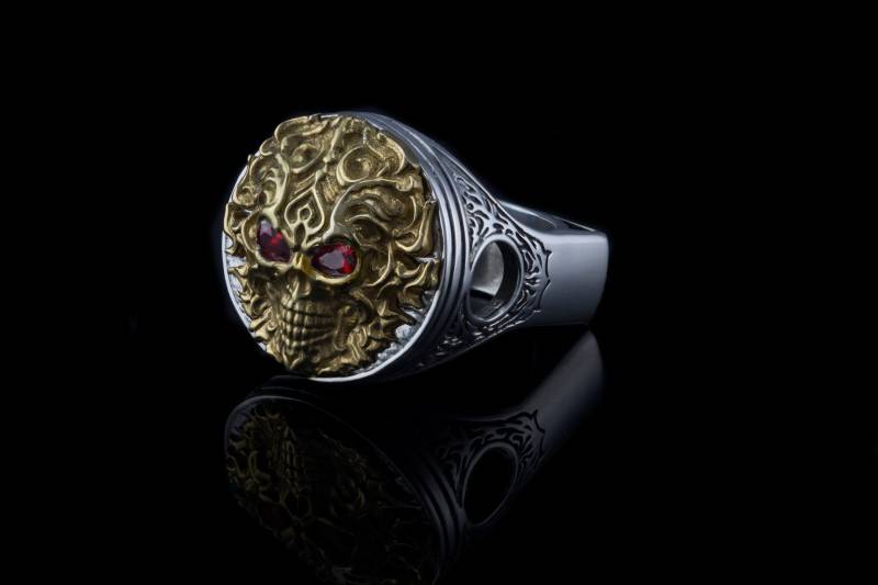 Blazing Piston Totenkopf Ring - Silberner Motorrad-Bikerschmuck Für Männer Größe 13 Heavy Metal Accessoire von YetiBikersJewelry