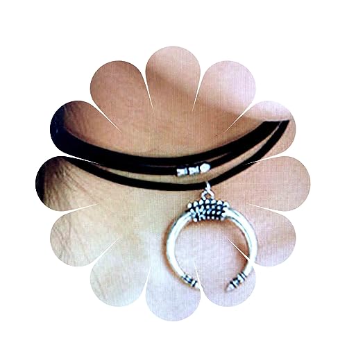 Yheakne Schwarz Geschichtetes Wildleder Choker Halskette Silber Mond Anhänger Halskette Punk Leder Choker Halskette Vintage Mehrlagige Halskette Kettenschmuck Für Frauen Und Mädchen von Yheakne