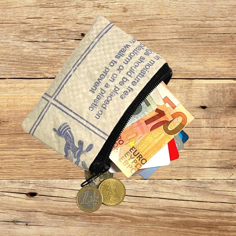 Handgenähte Geldbörse Aus Recycelten Zementsäcken Von Frauen Uganda von Yimuka