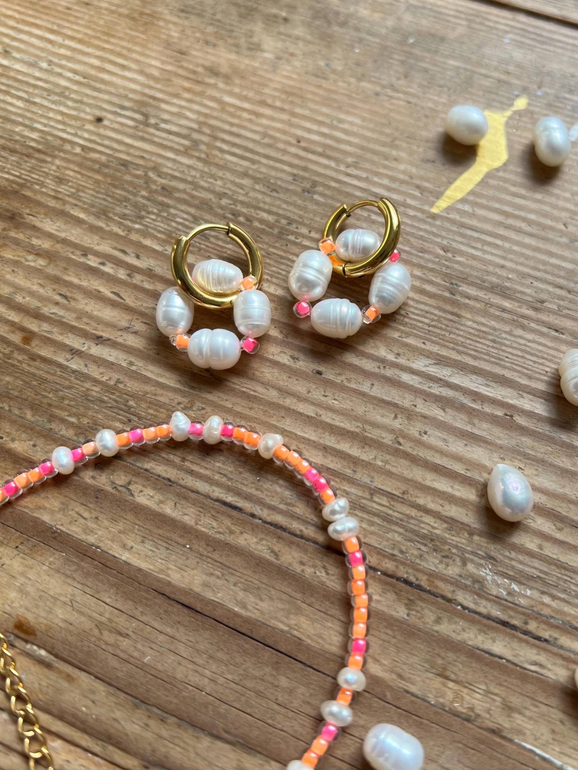 Goldene Kreole Perlmuttperlen, Damen Pink Orange, Sommer, Pink Orange Sommer von YlvaLores