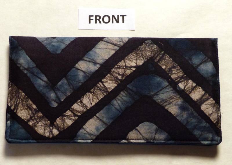 Batik Scheckheft Cover Schwarz, Blau Und Beige Zickzack-Design von YobabsShop