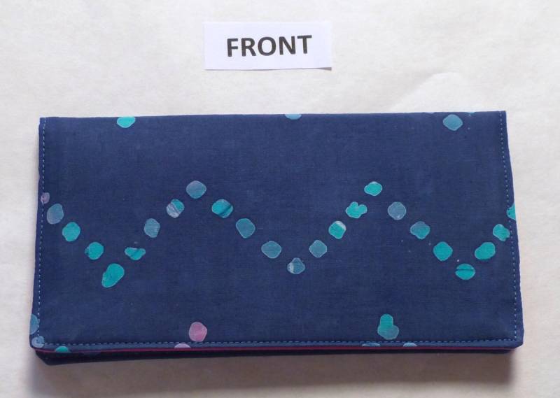 Blaue Batik Checkbook Cover Mit Rosa Und Lila Zickzack Punkte/Spots von YobabsShop