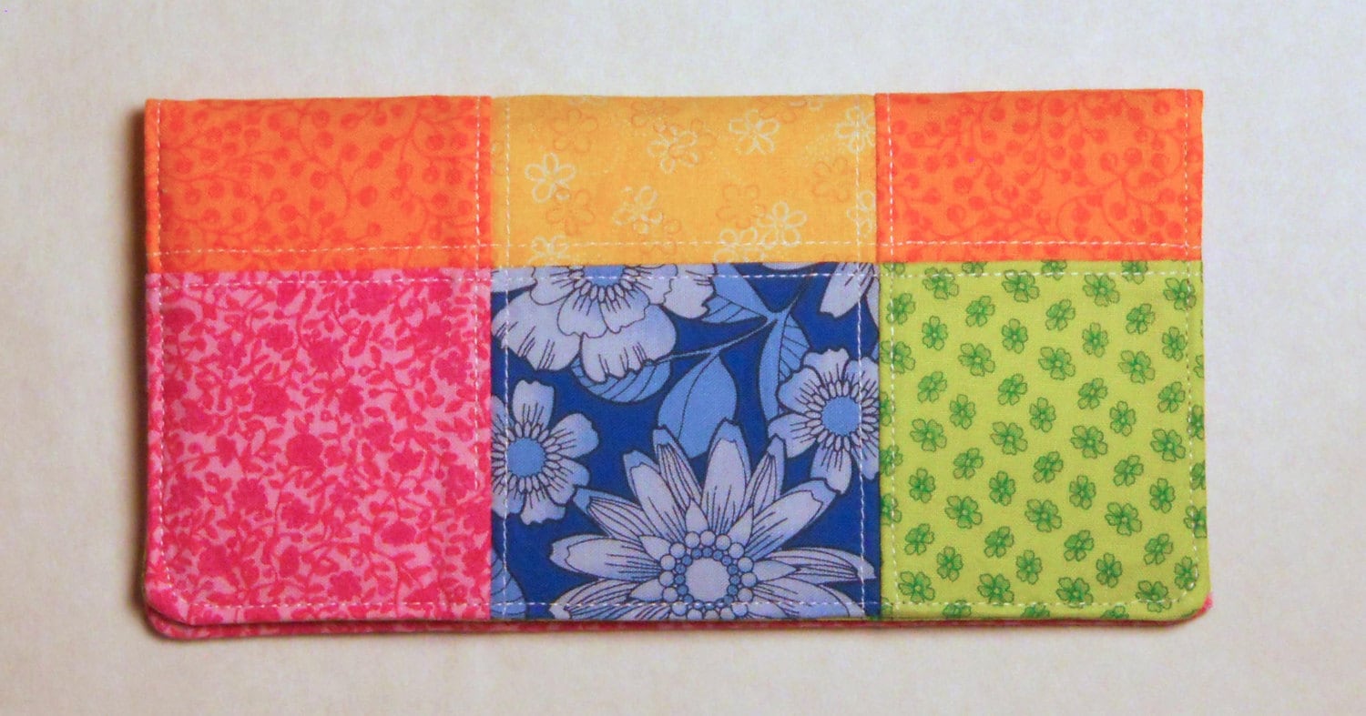 Schöne Helle Blumen Patchwork Scheckheft Einband - Hell Und Freundlich Mit Vielen Organizer-Funktionen von YobabsShop