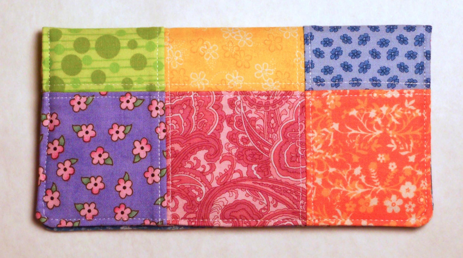 Schöne Helle Blumen Patchwork Scheckheft Einband - Hell Und Freundlich Mit Vielen Organizer-Funktionen von YobabsShop