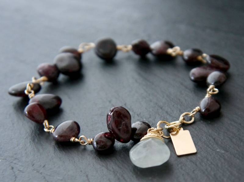 Granat 14K Gold Gefüllte Blumen Blühende Rebe Edelstein Perlen Armband Januar März Birthstone Granat 14K Gold Gefüllte Blumen Blühende Rebe Edelstein Perlen Armband Januar März Birthstone von YogaChickJewelry