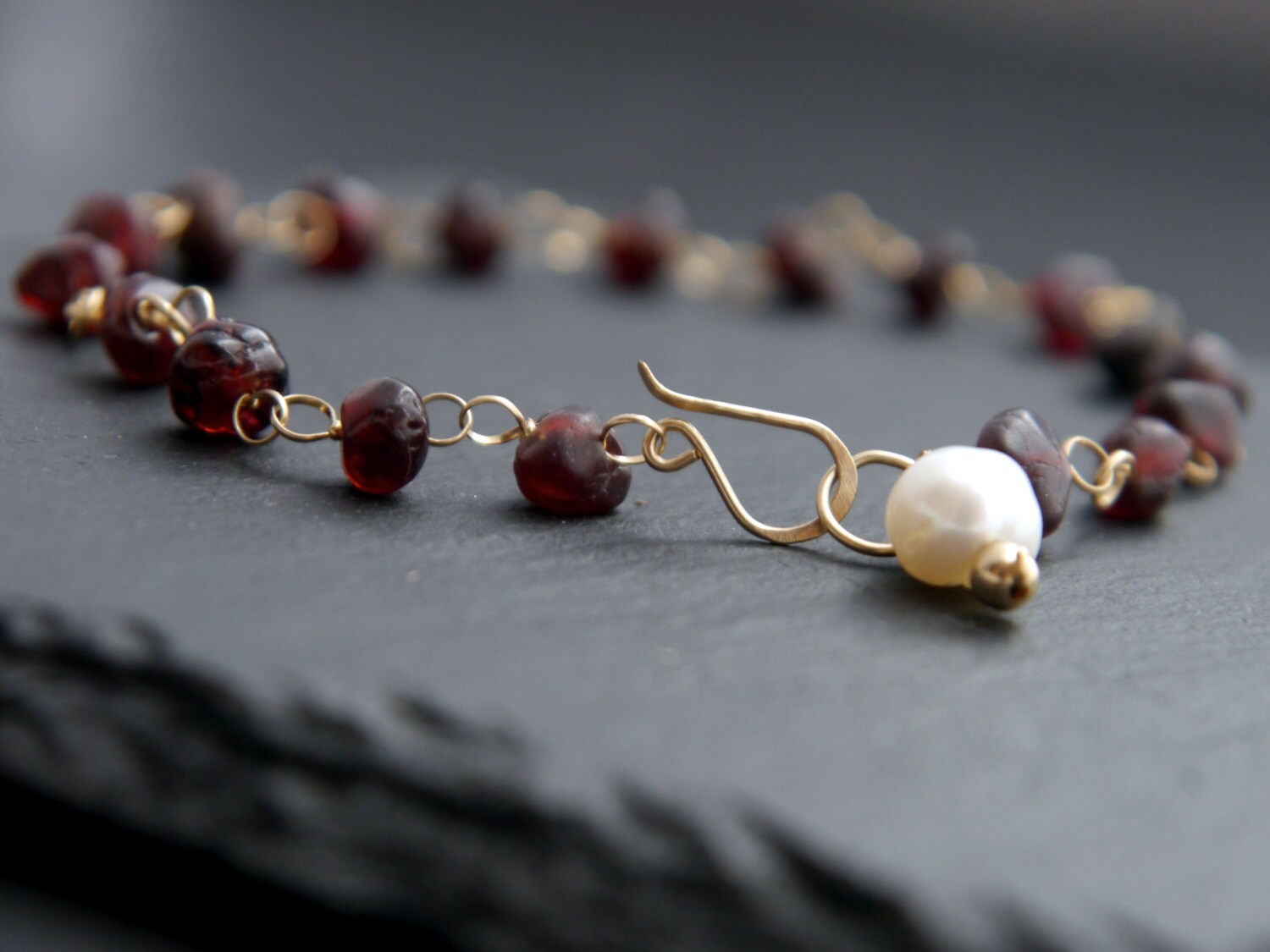 Granat-Weiße Süßwasserperle 14K Gold Filled Edelstein-Perlen Rosenkranz Kettenarmband Stapeln Schichtung Januar Birthstone von YogaChickJewelry