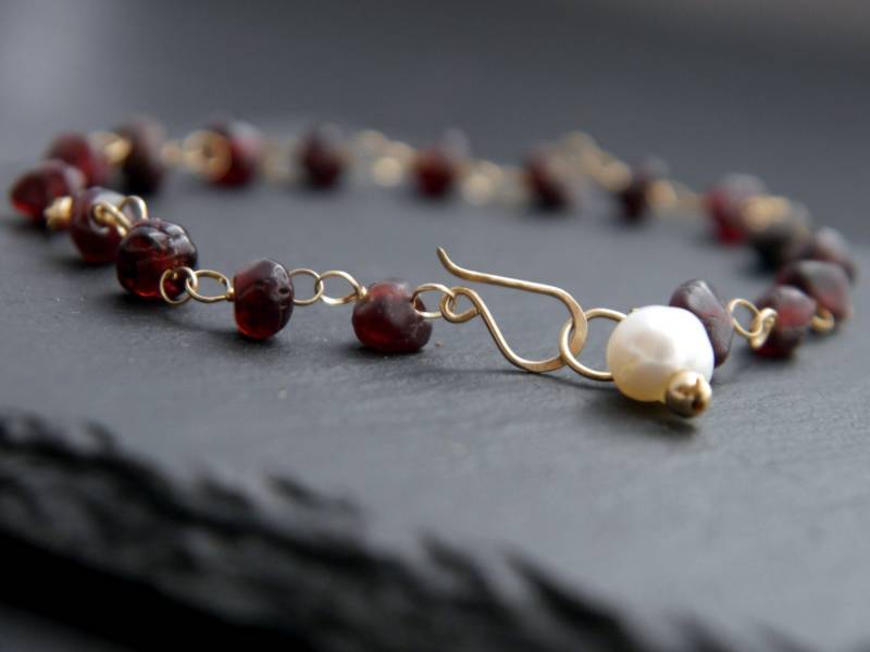 Granat-Weiße Süßwasserperle 14K Gold Filled Edelstein-Perlen Rosenkranz Kettenarmband Stapeln Schichtung Januar Birthstone Granat-Weiße Süßwasserperle 14K Gold Filled Edelstein-Perlen Rosenkranz Kettenarmband Stapeln Schichtung Januar Birthstone von YogaChickJewelry