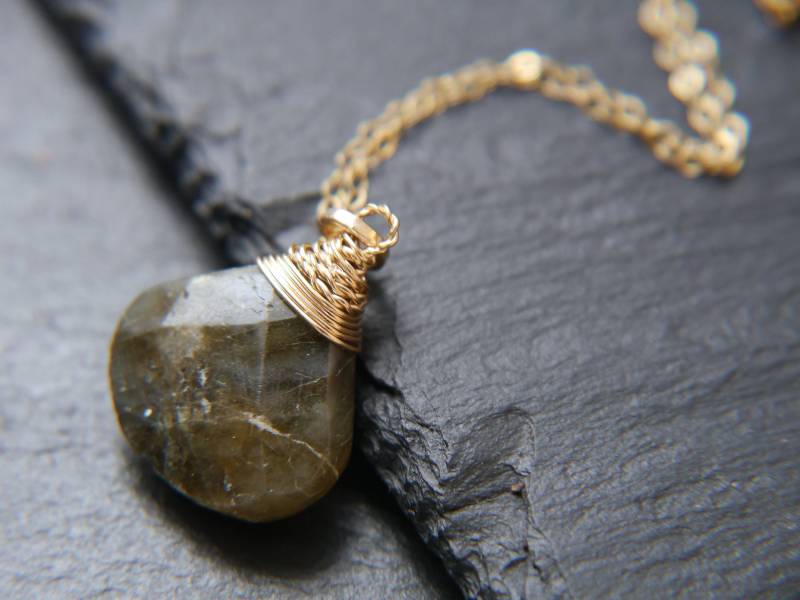Labradorit Edelstein Anhänger Halskette 14K Gold Filled von YogaChickJewelry