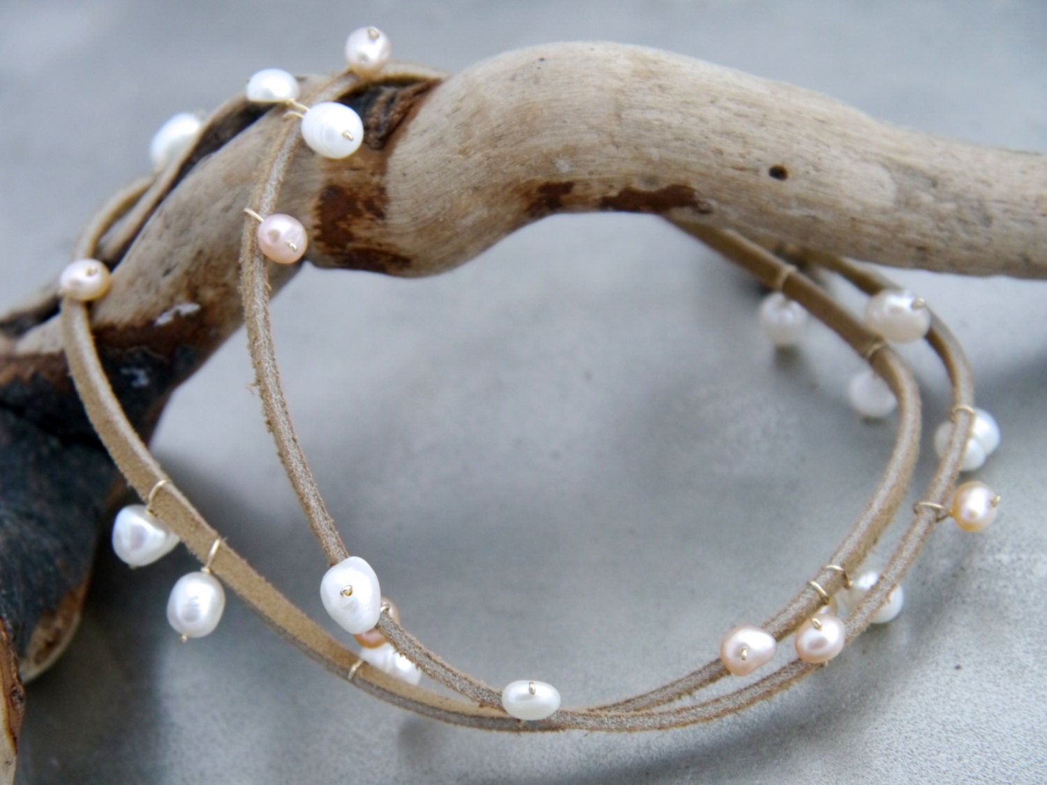 Leder Rosa Und Weiße Süßwasser Perle Tan Wildleder Halskette 14K Gold Gefüllt von YogaChickJewelry