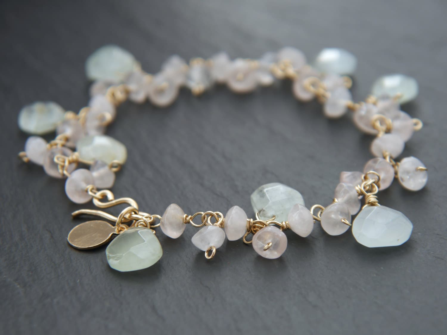 Rose Knospe Aquamarine 14K Gold Gefülltes Rosa Rosenquarz Blumen Edelstein Perlen Armband März Birthstone Januar von YogaChickJewelry