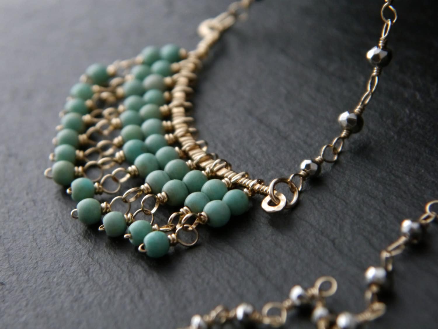 Türkis Magnesit Pyrit Draht Eingewickelt Edelstein Quaste Fransen Halskette 14K Gold Filled von YogaChickJewelry