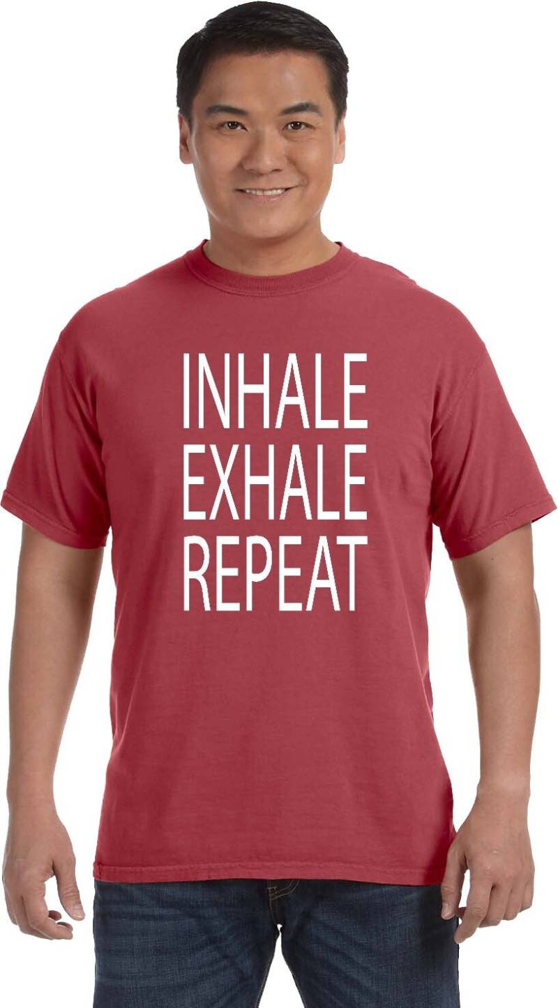 Inhalieren Sie Exhale Repeat Yoga Schwergewicht Pigment Gefärbt T-Shirt = Inhale-1717 von YogaClothingForYou