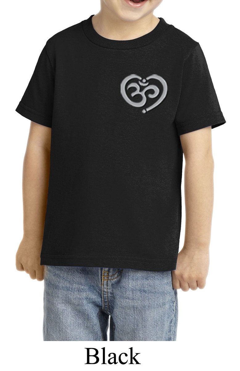 Om Herz Tasche Druck Kleinkind Yoga T-Shirt = Car54T-Heartpocket von YogaClothingForYou