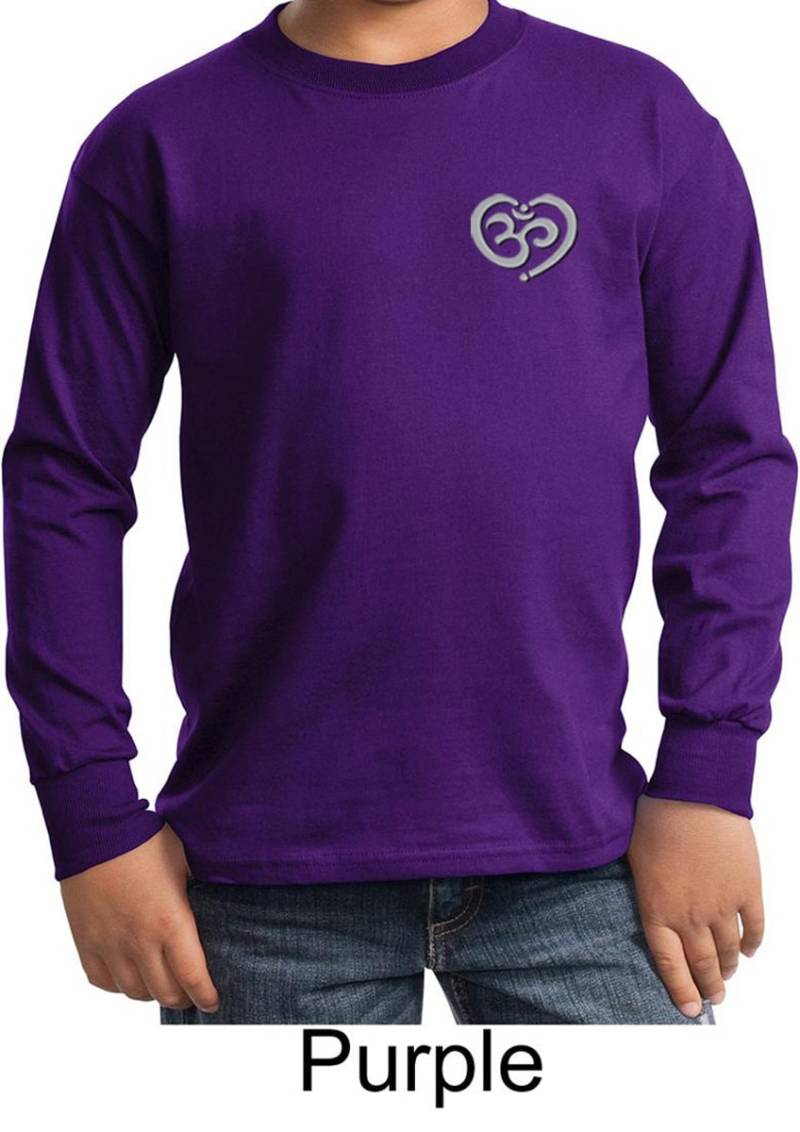 Om-Herz-Taschenausgabe Kinder Yoga Langarm T-Shirt = Pc61Yls-Heartpocket Om-Herz-Taschenausgabe Kinder Yoga Langarm T-Shirt = Pc61Yls-Heartpocket von YogaClothingForYou