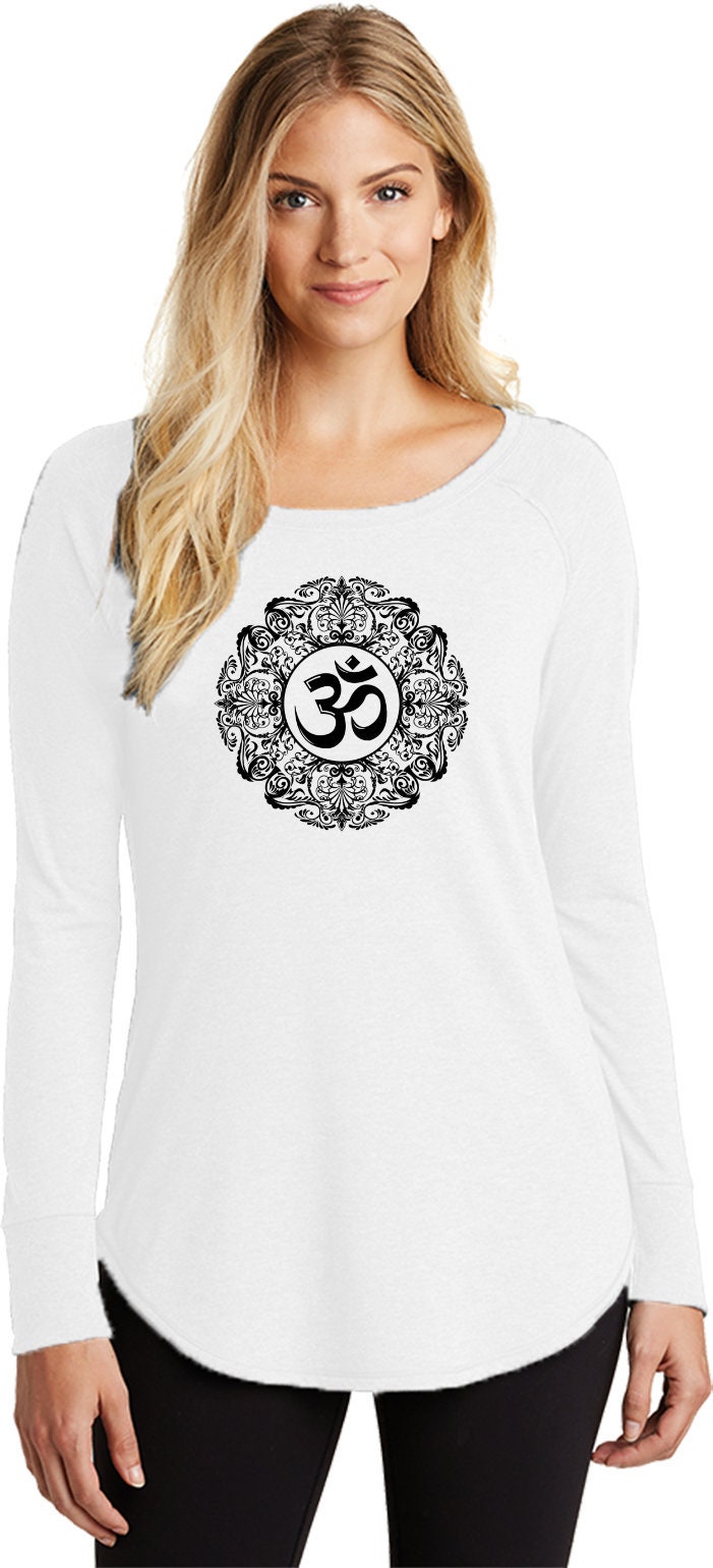 Schwarzes Verschnörkelte Om Damen Yoga Tri Blend Longsleeve = Blkornate-Dt132L von YogaClothingForYou