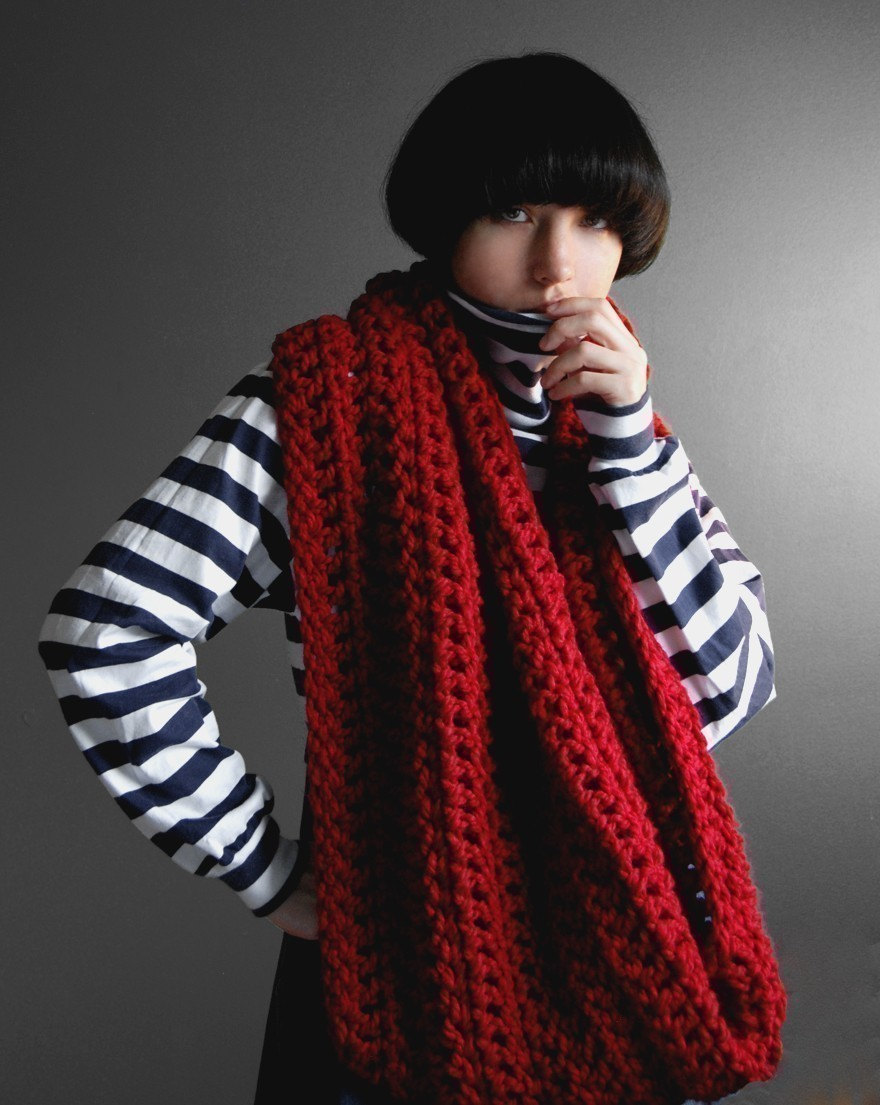 Der Pembroke Cowl in Cranberry von Yokoo