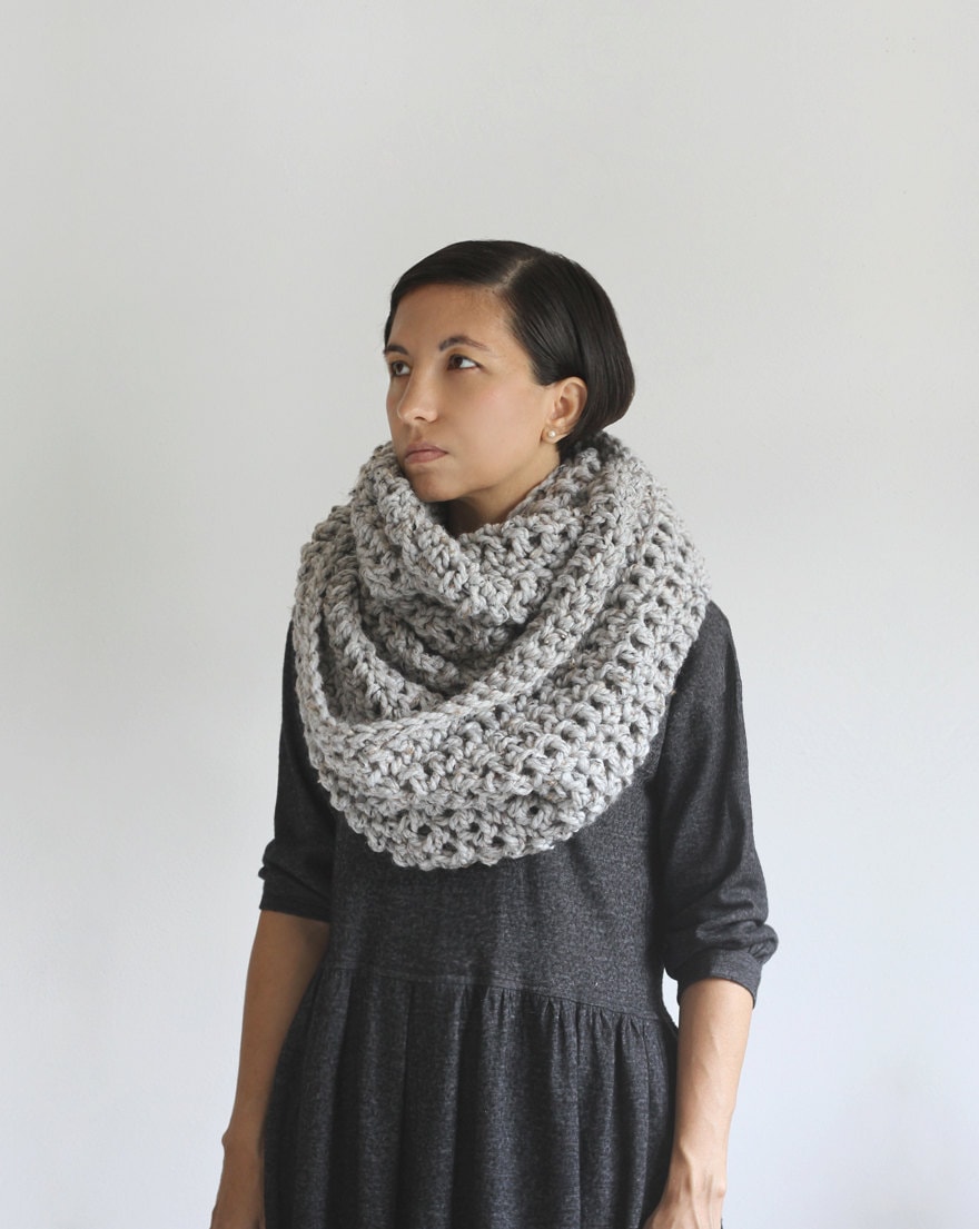 Die Pembroke Cowl in Grau Marble von Yokoo