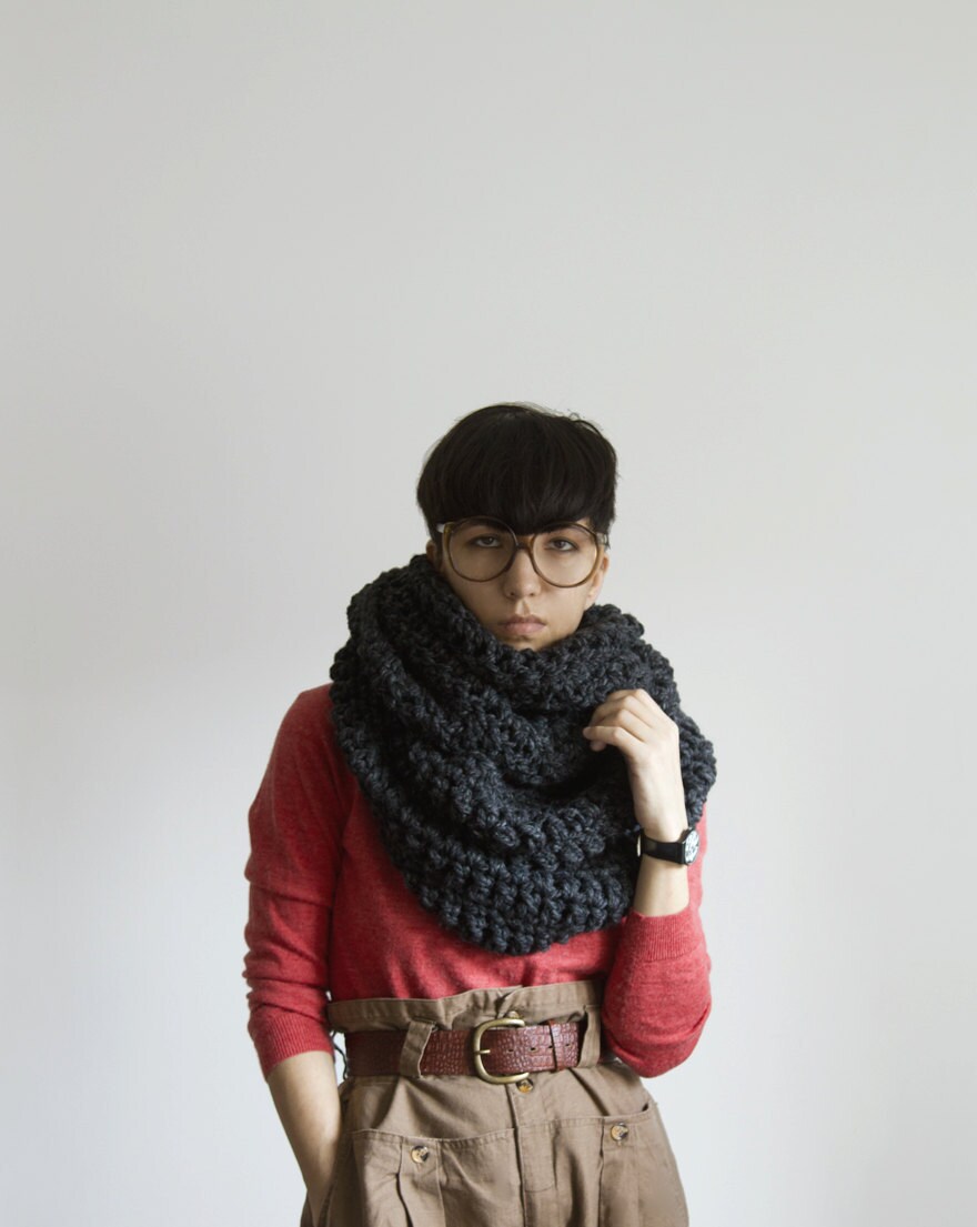 Pembroke Cowl in Der Farbe Grafen-Grau von Yokoo
